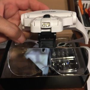 Magnifying eyeglasses with LED lights